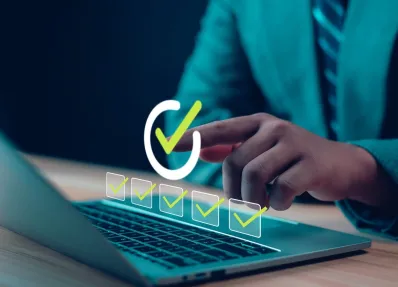 Ein Mensch hakt Aufgaben an einem Laptop ab