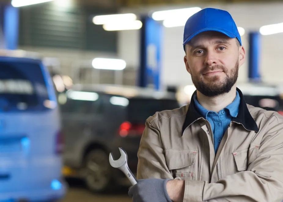 Ein junger Mann mit Schraubschlüssel und Schirmmütze